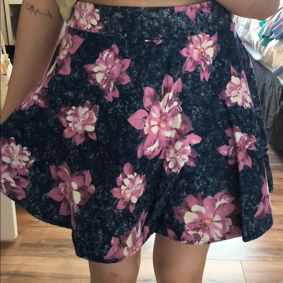 Super Cute Floral Skirt - Picture 2 of 3